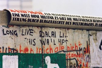 Kinder der Wende: Was der Riss in der Ostidentität mit mir macht - Die Mauer ist weg: Bröckelnde Ostidentität?