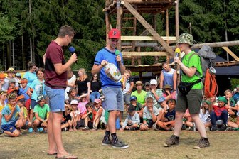 Kinder entdecken in Eicher Jugendlager neue Talente - Jonas, Ludwig und Theresa (von links) in einer Spielszene des Stücks "Die drei Fragezeichen".