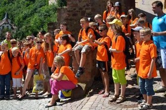 Kinder entdecken Rochlitz - Mit dem Fotoapparat in der Hand streiften am Montag diese Mädchen und Jungen durch die Stadt. Ausgangspunkt für die Fotorallye war das Schloss.