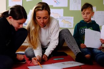 Kinder entwerfen Fantasiegeschöpfe - Von der Skizze bis zu Bildern in Tusche oder Aquarell: Kursleiterin Sandra Hofmann-Trepák mit Teilnehmern der Ferienfreizeit. Die Kinder entwerfen Fabeltiere - in der Tradition mittelalterlicher Bestiarien. 
