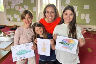 Kinder erfinden wundersame Tiere: In Mylau trifft Forschergeist auf Fantasie - Ella, Margarete und Magdalena (vorn von links) präsentieren im Barocksaal der Burg Mylau zusammen mit Kursleiterin Sandra Hofmann-Trepák ihre fantasievollen Geschöpfe.