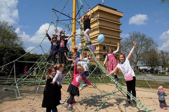 Kinder erobern den neuen Spielplatz am Wasserturm in Reichenbach - Der neue Kletterturm ist das Herzstück des neu gestalteten Spielplatzes am Wasserturm.