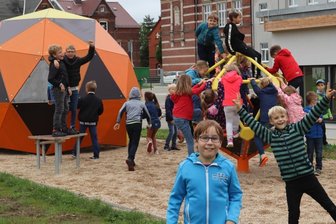Kinder erobern neue Spielgeräte -