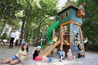 Kinder erobern neuen Rapunzelturm an der Reichenbacher Schönen Aussicht - Mädchen und Jungen der Kindertagesstätte "Gänseblümchen" aus Rotschau haben am Montag den Rapunzelturm für sich entdeckt.