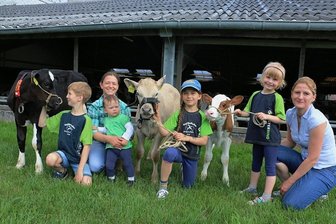 Kinder führen Kälber bei Jungzüchterwettbewerb im Vogtland vor - Mit den Kälbchen auf Du und Du (von links): Franz Nieghorn mit Kalb Mika, Mutti Stefanie Zimmermann mit Klein Lara und Tochter Ida, die das Kalb Eselchen führt, sowie Klara Nieghorn mit Kälbchen Elsa. Mutti Kathlen Nieghorn ist Vorsitzende des Vogtländischen Jungzüchtervereins. 