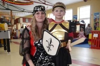 Kinder feiern Fasching nach langer Pause - Sandra Riedel und Pedro José haben im Kispi an der Kostümprämierung teilgenommen.