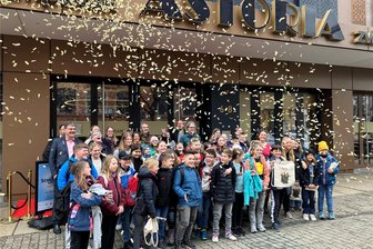Kinder fragen in Zwickau Schauspielerinnen aus „Spuk unterm Riesenrad“: Wie kann ein Wohnwagen fliegen? - Die Schüler der Dittes-Grundschule aus Wilkau-Haßlau und der DPFA-Regenbogenschule Zwickau hatten schon vor dem Kino viel Spaß.