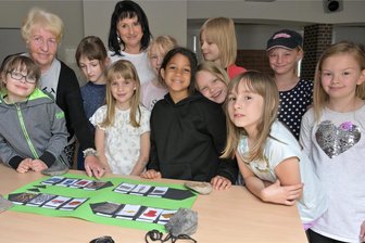 Kinder gehen auf Entdeckungstour im Museum - Regina Klepzig (l.), die ehrenamtlich tätig ist, mit einer Gruppe aus dem Hort Lugau beim Ferienprogramm.