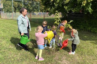 Kinder gestalten ihr Umfeld grün: Dafür gibt es Fördergeld im Klosterbezirk Altzella - Erzieherin Anne Zerche und Kinder im künftigen Nutzgarten der DRK-Kita „Storchennest“.