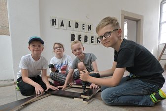 Kinder gestalten Schriftzug für Haldenbeben-Festival in Schneeberg - Moritz Seidel, Maya Wegner, William Rudolph und Theodor Clauß (v. l.) haben beim Projekt mitgewirkt.