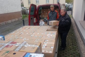 Kinder helfen Kindern: Hilfsaktion startet in Flöha - Das war 2022: Günther Vorsatz und Frank Richter von der Adventgemeinde Flöha verluden 204 Pakete.