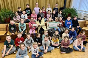 Kinder helfen Kindern im Erzgebirge: Spende für gut gefüllte Brotdosen - Einige der Erstklässler aus der Hugo-Ament-Schule von Lauter-Bernsbach haben in dieser Woche eine Spende an Christine Matko (Bildmitte), die Schirmherrin der Aktion Kinderherzen, übergeben.