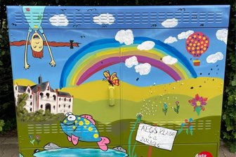 Kinder hinterlassen bunte Erinnerung an Schulzeit in Frankenberg - Kinder der Lindgren-Grundschule haben den Verteilerkasten nahe des ehemaligen Krankenhauses gestaltet.