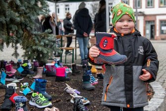 Kinder holen sich süße Überraschung fürs Fest ab -