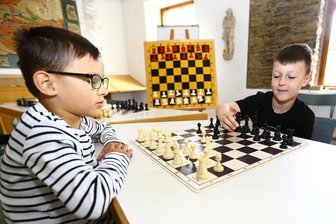 Kinder im Erzgebirge entdecken die Freude am „Spiel der Könige“ - Die siebenjährigen Jacob Hartling (l.) und Bela Schmidt haben viel Freude am Schachspiel.