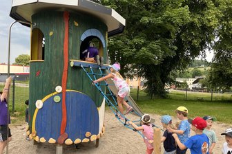 Kinder im Erzgebirge freuen sich über originellen Knopf-Spielturm - Kinder von Raschau nehmen einen neuen „Knopf-Spielturm“ in Besitz.