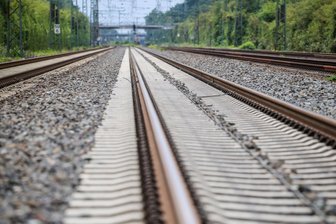 Kinder im Gleisbereich: Zug muss in Chemnitz Notbremsung hinlegen - Zwei Mädchen sorgten am Dienstagabend für eine Notbremsung im Bahnverkehr.