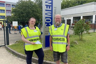Kinder in Gefahr? Verkehrshelfer stehen im Landkreis Zwickau nach Streichung der Mittel vor dem Aus - Nadine Plottke und Thomas Günter bringen bis zu 60 Kinder täglich sicher zum Bus. Jetzt sind ihre Jobs in Gefahr.
