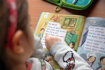 Kinder in Sachsen haben mehr sprachliche Defizite - Lesen braucht viel Übung. Eltern können helfen, die Lesefreude ihrer Kinder zu wecken.