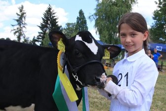 Kinder, Kälber und Kühe wetteifern um Pokale und Preise - Ida Zimmermann (9) aus Mühltroff gewann gleich zwei Pokale.