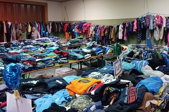 Kinder-Kleider-Basar in Mannichswalde sprengt die Räumlichkeiten - Nicht nur Kinderkleidung, auch Spielzeug, Bücher, Babysachen und Laufgitter werden angeboten.
