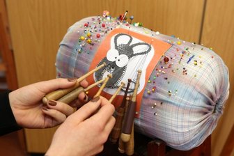 Kinder können sich im Klöppeln ausprobieren -