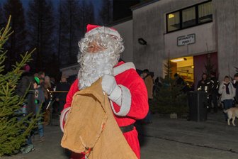 Kinder lassen in Beerheide Pyramide los - Der Beerheider Weihnachtsmarkt war schon 2017 mit Weihnachtsmann Walter Luderer ein großes Ereignis.