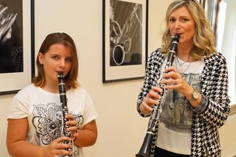 "Kinder lernen immer zeitiger Instrument" - Zum Tag der offenen Tür am Samstag hat Kreismusikschulleiterin Silke Blum unter anderem Lara Oehler aus Königswalde begrüßt. 