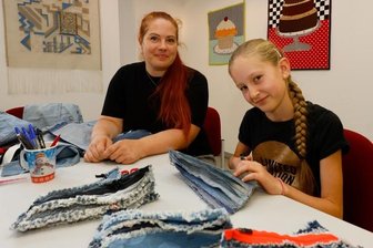 Kinder lernen nähen mit der Maschine - Museumspädagogin Daniela Sadowski (links) mit Anna Schubert, die am Dienstag in der Werkstatt ein Fusselmäppchen genäht hat.