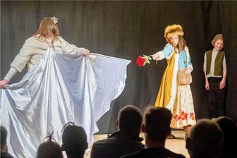 Kinder machen in Marienberg richtig Theater und bekommen viel Beifall - Das Gute besiegt das Böse, Liebe besiegt Hass: Mit einer Rose kämpft Gerda, dargestellt von Luise Schramm, gegen die Schneekönigin, gespielt von Lina, um Kai (rechts). Diesen mimte Felix Meyer. 