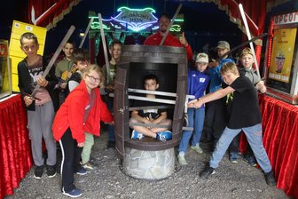 Kinder machen Zirkus in Leubsdorf - Im Leubsdorfer Mitmachzirkus finden auch Schwertvorführungen der Grundschüler statt.