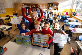 Kinder malen ihre Rechte: Warum in Chemnitz elf statt zehn Rechte eine zentrale Rolle spielen - Die 4. Klasse der Grundschule am Stadtpark hat beim Malwettbewerb den 1. Platz erreicht und 300 Euro für die Klassenkasse gewonnen.
