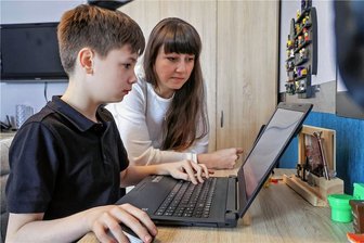Kinder mit Handicap: Wie Glauchauer Familien sich aus der Überforderungsfalle befreien wollen - Heilerziehungspflegerin Rebecca Philipp mit ihrem zehnjährigen Sohn Silas. Sie ist Mutter und Allroundtalent zugleich. Denn bei einem Kind mit Einschränkungen sind die Hürden besonders groß. 