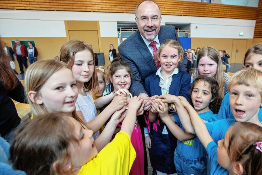Kinder rocken neue Plauener Wartbergschule - Würdig nahmen die Wartberg-Grundschüler den Schlüssel zu ihrem neuen Schulhaus von Oberbürgermeister Steffen Zenner (CDU) entgegen.