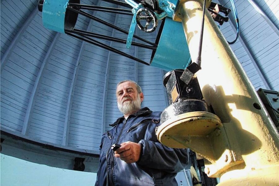 Kinder sehen in Sternwarte Hartha Jahreszeiten entstehen - Vereinsmitglied Hans-Dieter Köhler justiert das Spiegelteleskop Cassegrain. 