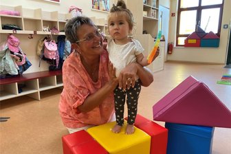 „Kinder sind etwas fürs Herz“: Ines Ambos verlässt die Peniger Krippe „Weltentdecker“ - Ines Ambos (hier mit der kleinen Freya) hat zehn Jahre die Krippe „Weltentdecker“ in Penig geleitet. Nun geht sie in den Ruhestand.