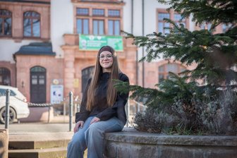 „Kinder sind viel unkomplizierter als Erwachsene“ – Welche klare Bilanz eine junge Erzgebirgerin als Kinderbürgermeisterin zieht - Alessia Meischner vor dem Thalheimer Rathaus. Sie hat in drei Jahren als Kinderbürgermeisterin viel erlebt.