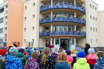 Kinder singen vor Altersheim -
