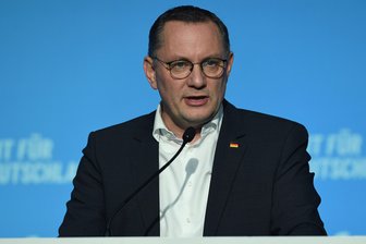 Kinder sollen ihre Eltern melden: Dynamo Dresden wehrt sich juristisch gegen Satire-Portal - Die Familie muss „nazifrei“ sein, fordert das Portal „Eltern melden“.