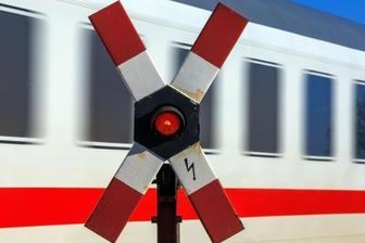 Kinder spielen an Bahnschienen und legen Steine auf Gleise - Kinder brachten sich am Donnerstag beim Spielen an Bahnschienen in Gefahr.