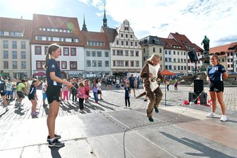 Kinder springen sich auf dem Obermarkt in Freiberg frei - Jeanny, Romy und Kim (von links) von den Saxon Kangaroos haben am Mittwoch ihr Können gezeigt.