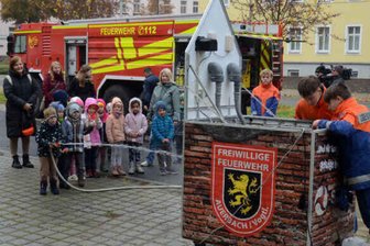 Kinder staunen am Blaulichttag in Auerbach - Auerbach Nicolaikirche "5. Blaulichttag" gestaltet von der Ortsfeuerwehr und Jugendfeuerwehr Auerbach mit dem.Ziel der Mitgliedergewinnung; Feuerwehr zum Anfassen.- insgesamt 200 gemelodete Teilnehmer der Kitas aus der Umgebung u.a. Falkenstein, Ellefeld, Treuen, Rodewisch ....dazu noch private Besucher.Foto vom 16.10.25.- Foto Kindergarten "Sonnenschein" Auerbach an der Löschwand.-Feuerwehr konnte besichtigt werden und diente für den Wassernachschub der Löschwand.- mdr war mit vor Ort.Foto vom 16.10.25 Foto: Joachim Thoß