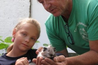 Kinder tauchen ein in tierische Welten - Lisyinne ist von den Meerschweinchen kaum wieder wegzukriegen.