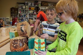 Kinder trödeln für Kinder in Langenberg - Am Donnerstag haben die Hortkinder mit Holz gebastelt. Am Freitag gibt’s einen Flohmarkt.