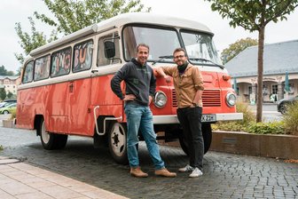 Kinder-TV-Star Willi Weitzel erklärt Vogtländer zum Mutmacher: „Matthias bringt den Menschen popcornsüßes Gemeinschafts-Kino vor die Tür“ - Willi Weitzel (links) und Matthias Ditscherlein am Kino-Bus. Willi schrieb eine Mutmach-Geschichte darüber.