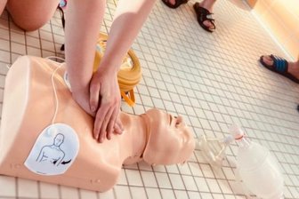 Kinder üben für den Ernstfall Umgang mit Defibrillator - Lina Georgi hat den Sprung ins kalte Wasser gemeistert: Mit dem Laien-Defibrillator kam die 13-Jährige beim Test in der Auer Schwimmhalle bestens zurecht. 