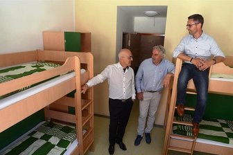 Kinder übernachten im Waldpark Grünheide wie im Hotel - Waldpark-Chef Joachim Otto, Aufsichtsratschef Manfred Deckert und Sachsens Kiez-Präsident Sören Voigt (von links) beim Rundgang durch "Haus Reichenbach", ehe am Montag die ersten Kinder dort eintreffen.