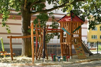 Kinder und Eltern aufgepasst: Spielplatz in Rochlitz kann bald wieder genutzt werden - Der Spielplatz an der Bismarckstraße, neben der Regenbogen-Grundschule, kann bald wieder erobert werden.