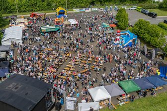 Kinder- und Familienfest mit 3000 Besuchern in Meerane: Die besten Fotos von der Fete - Der Blick aus der Vogelperspektive: Rund 3000 Besucher waren am Sonntag auf dem Schützenplatz.