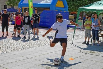 Kinder- und Jugendfest in Crimmitschau: Veranstalter landen einen Volltreffer - Wer hat den härtesten Schuss? Am Stand des FC Crimmitschau waren Technik und Schusskraft gefragt.